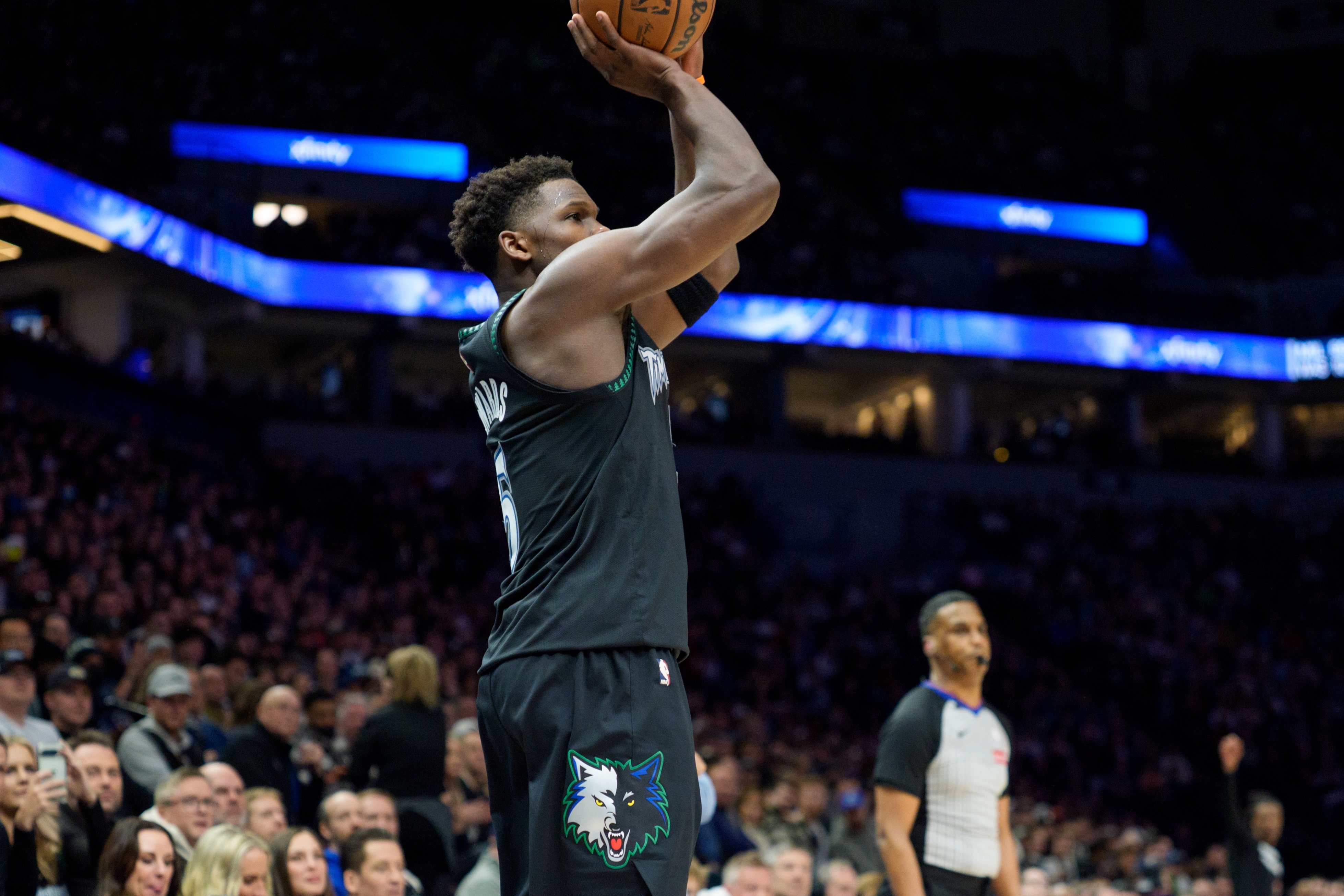 开云在线-针锋相对！爱德华兹首节9中4拿到9分2板 巴雷特5中3贡献8分1板1助