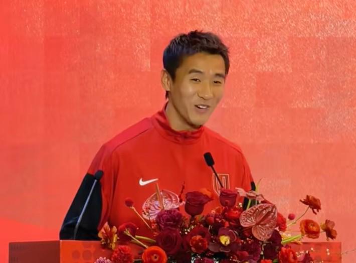 开云-当队长有点紧张，韦世豪致辞口误羞涩一笑：输了一起狂